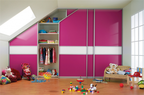 шкаф купе цвета фуксия в детской комнате